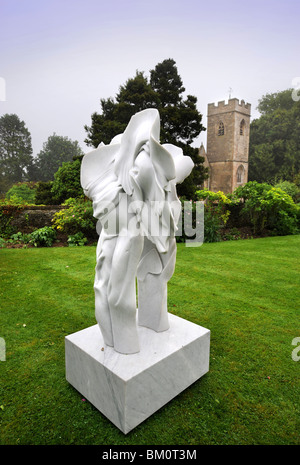 Ausstellung im Asthall Manor in der Nähe von Burford, Oxfordshire Mai 2008 - "Engel Harmony" von Helaine Blumenfeld Skulptur. Stockfoto