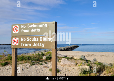 Aus Holz, kein Schwimmen oder Tauchen Anzeichen am Steg in der Nähe von einem Sandstrand im Sandwich, Cape Cod USA veröffentlicht Stockfoto