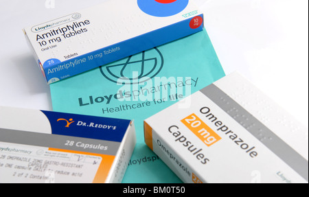 Allgemeines Bild von Lloyds Pharmacy Tasche und Tabletten, Pakete und Etiketten Omeprazol anti-Säure Amitriptylin Nerv Schmerzen depression Stockfoto