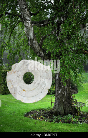 Skulpturen-Ausstellung im Asthall Manor in der Nähe von Burford, Oxfordshire Mai 2008 "Disc" von Emily Young. Stockfoto