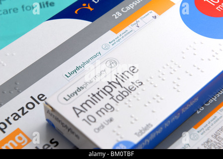 Allgemeines Bild von Lloyds Pharmacy Tasche und Tabletten, Pakete und Etiketten Omeprazol anti-Säure Amitriptylin Nerv Schmerzen depression Stockfoto