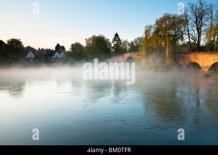 Frühlings Morgengrauen auf der Themse an Sonning-Brücke, Berkshire, Großbritannien Stockfoto