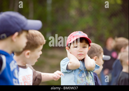 4 und 1/2 Jahre alten Hispanic junge beteiligt sich an seinen ersten T-Ball-Training Stockfoto