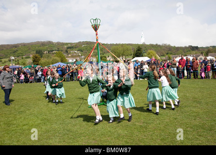 Woodmancote Schulkinder tanzen um den Maibaum auf Mayday am Woodmancote Cheltenham UK 2010 Stockfoto