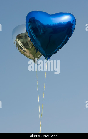 Herzförmige Ballons fliegen in der Luft Stockfoto