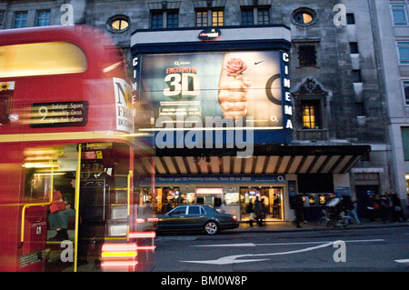 London Route Masterbus vorbei mit Bewegung vor dem Cineworld, Haymarket, im Zentrum von London. Stockfoto