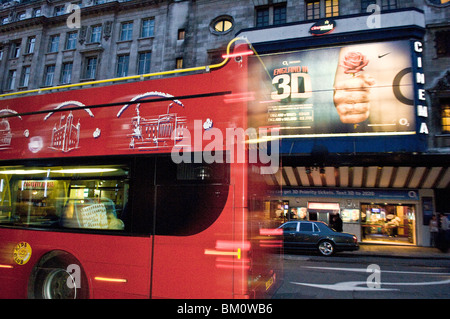 London öffnen Top Touristenbus vorbei mit Bewegung vor dem Cineworld, Haymarket, im Londoner West End. Stockfoto