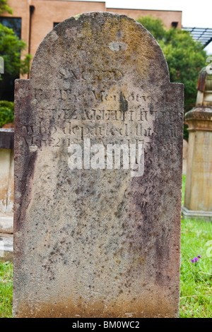 Ein verwitterter Grabstein in St. Johns Friedhof, Parramatta Stockfoto