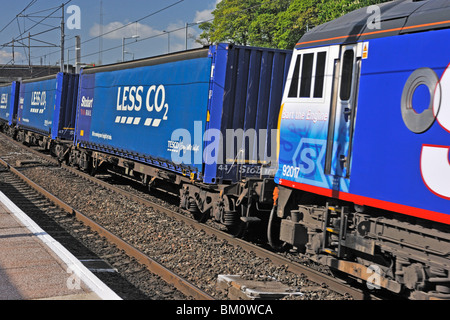 Stobart Lok Nr. 92017 "Bart des Motors" schleppen Tesco weniger CO2 Schienengüterverkehr. West Coast Main Line. Oxenholme, Cumbria. Stockfoto