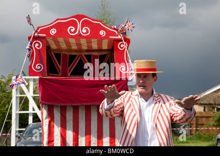 Herr Jinks mit Punch and Judy Show auf Mayday am Woodmancote Cheltenham UK 2010 Stockfoto