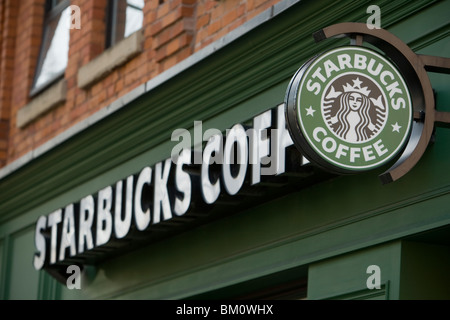Ein Starbucks-Café wird in Toronto gesehen. Stockfoto