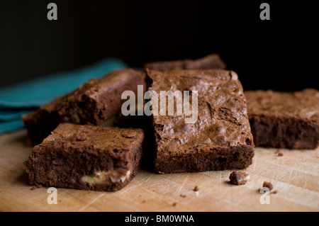 hausgemachte Schokoladen-Brownies auf Tisch, Holz Schneidebrett Stockfoto