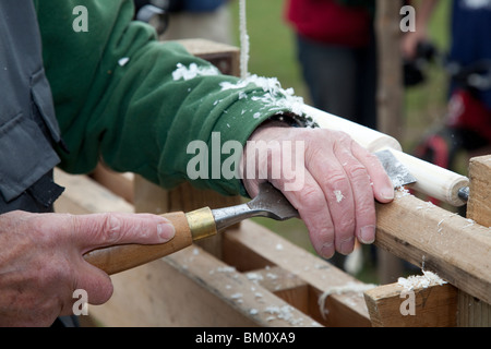 Handwerker Holz Verwendung Pol Drehmaschine auf Mayday am Woodmancote Cheltenham UK 2010 Stockfoto