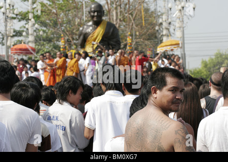 Börsenspekulanten Wai Kru tagsüber am Wat Bang Phra, ein buddhistischer Tempel in Thailand, wo Mönche Anhänger Tattoo, tätowiert. Stockfoto