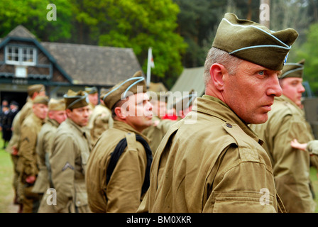 Amerikanische GIs auf der Parade in einem 2. Weltkrieg Reenactment Tag, ländlichen Life Centre Tilford, Farnham, Surrey, UK. Stockfoto