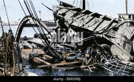 Die Arbeitnehmer im mittschiffsbereich Teil der USS Maine Wreckage, Havanna, Kuba, 1898. Hand - farbige Raster eines Fotos Stockfoto