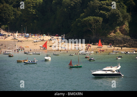 Verschiedenen Bootstypen und Urlauber am Strand in der Nähe von Salcombe, Devon, UK Stockfoto