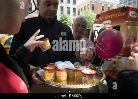 Mitarbeiter der Håågen-Dazs Eis verteilen kostenlose Proben außerhalb eines Supermarktes in New York Stockfoto