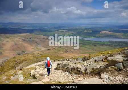 Lady Walker absteigend Greis Coniston mit Coniston in der Ferne im Lake District Stockfoto