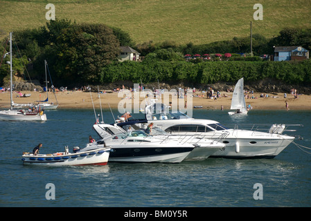Vier unterschiedliche Größe Boote vertäut zusammen, Salcombe, Devon, UK Stockfoto