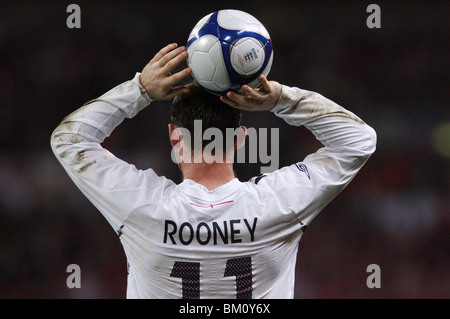 Wayne Rooney von England bereitet in einem werfen in einem internationalen Freundschaftsspiel gegen die USA im Wembley-Stadion. Stockfoto