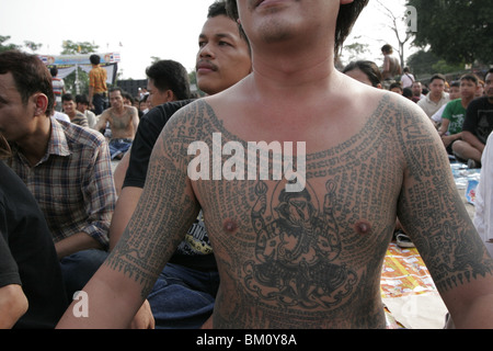 Tätowierte Anhänger Wai Kru tagsüber am Wat Bang Phra, ein buddhistischer Tempel in Thailand, wo Mönche-Besucher Tattoo. Stockfoto