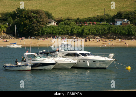 Vier unterschiedliche Größe Boote vertäut zusammen, Salcombe, Devon, UK Stockfoto