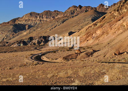 Geschwungene Fahrbahn durch Artists Drive Sektion des Death Valley National Park, Kalifornien. Stockfoto