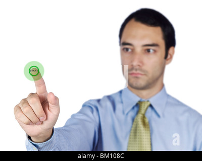 Junger Geschäftsmann eine Schaltfläche "Start" auf dem Bildschirm zu berühren. Stockfoto