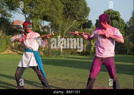 Freunde feiern Holi Stockfoto