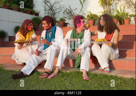 Freunde feiern Holi Stockfoto