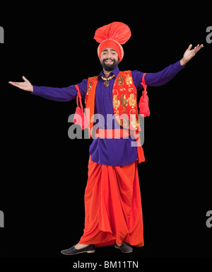 Bhangra traditioneller Volkstanz aus dem Punjab in Nordindien Stockfoto
