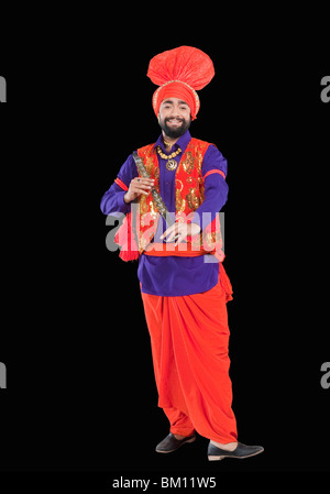 Bhangra traditioneller Volkstanz aus dem Punjab in Nordindien Stockfoto