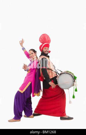 Bhangra traditioneller Volkstanz aus dem Punjab in Nordindien Stockfoto