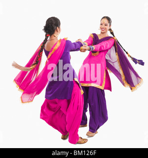 Bhangra traditioneller Volkstanz aus dem Punjab in Nordindien Stockfoto