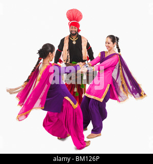 Bhangra traditioneller Volkstanz aus dem Punjab in Nordindien Stockfoto