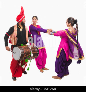 Bhangra traditioneller Volkstanz aus dem Punjab in Nordindien Stockfoto