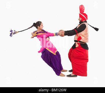 Bhangra traditioneller Volkstanz aus dem Punjab in Nordindien Stockfoto