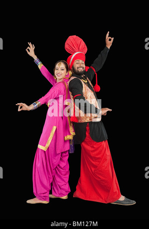 Bhangra traditioneller Volkstanz aus dem Punjab in Nordindien Stockfoto