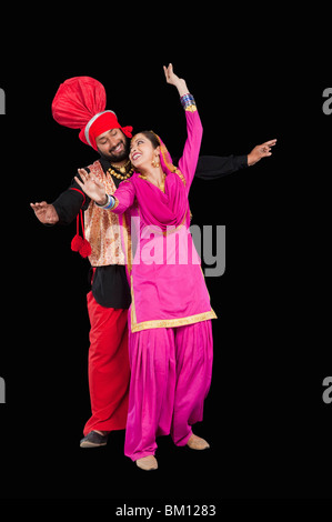 Bhangra traditioneller Volkstanz aus dem Punjab in Nordindien Stockfoto