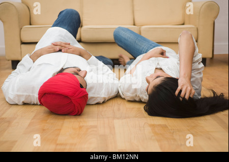 Sikh paar auf dem Boden liegend Stockfoto