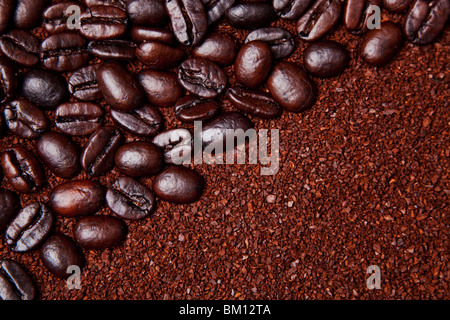 braune Kaffeesatz als Hintergrund angeordnet Stockfoto