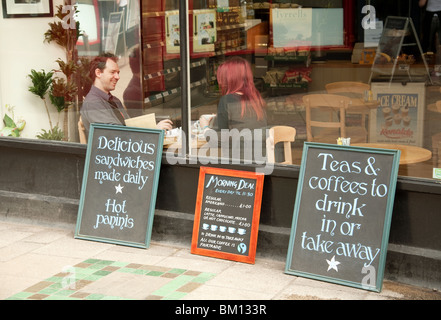 Paar Teetrinken in ein Tee-Shop, Norwich, Norfolk, Großbritannien Stockfoto