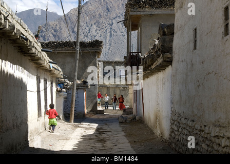 Kinder in Wohnstraße, Jomsom, Annapurna Circuit, Nepal Stockfoto