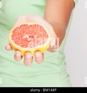 Nahaufnahme einer Frau mit einer grapefruit Stockfoto