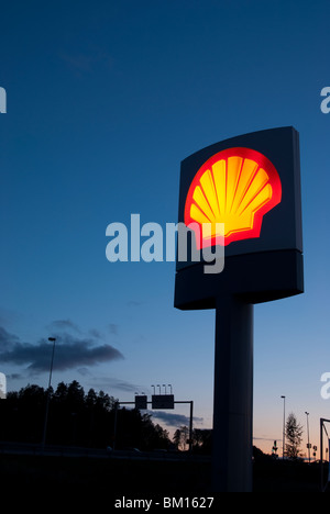 Shell Oil Leuchtreklame in der bürgerlichen Dämmerung Stockfoto