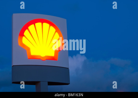 Shell Oil Leuchtreklame in der bürgerlichen Dämmerung Stockfoto