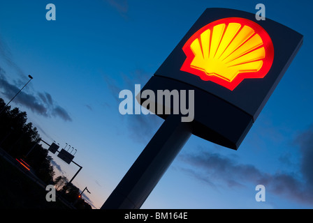 Shell Oil Leuchtreklame in der bürgerlichen Dämmerung Stockfoto