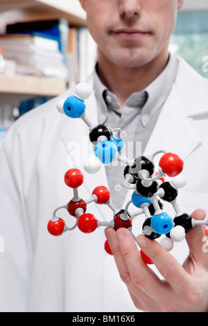Arzt hält ein Molekülmodell in einem Labor Stockfoto