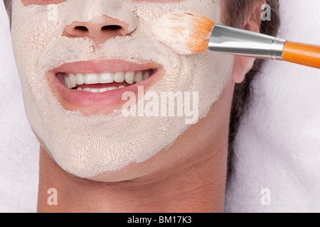 Mann mit Gesichtsmaske Stockfoto